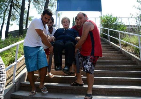 Mnevver Kkertun, ameliyatnn ardndan yaknlar tarafndan oy kullanmaya sandalyeyle getirildi.