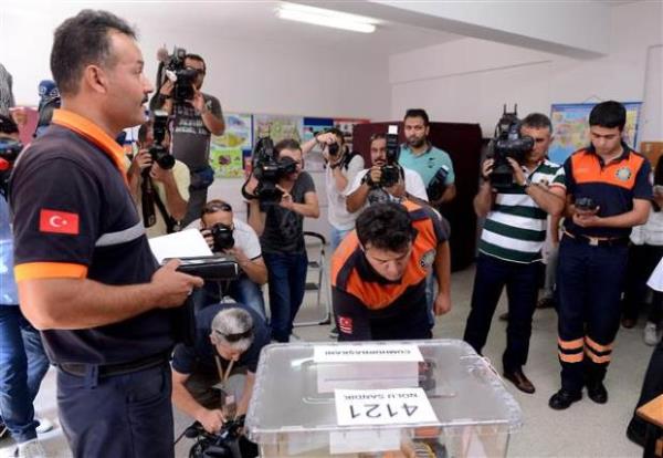 Afet ve Acil Durum Ynetimi Bakanl ekipleri, CHP Genel Bakan Kldarolu'nun oy kulland Arjantin lkokulu'nda kimyasal madde aramas yapt.