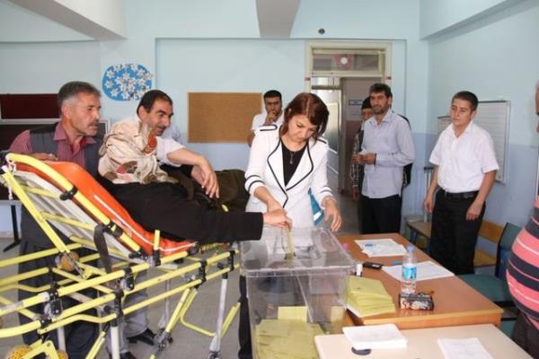 Hasta vatandalar doktor kontrolnde oylarn kulland.