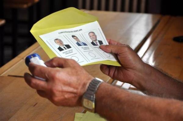 Ktahya'nn Simav ilesi'nin Yerel Ynetimler Yasas'yla kye dntrlen beldesi Kuu'da yerel seimin ardndan bugnk Cumhurbakanl seiminde de sandklar yine bo kald.    <p>Kuu'da bin 468 semen, 30 Mart yerel seimleri ve ardndan 1 Haziran'da yenilenen muhtarlk seiminde olduu gibi bu gn de Cumhurbakanl seimi iin sandk bana gitmedi.</p>