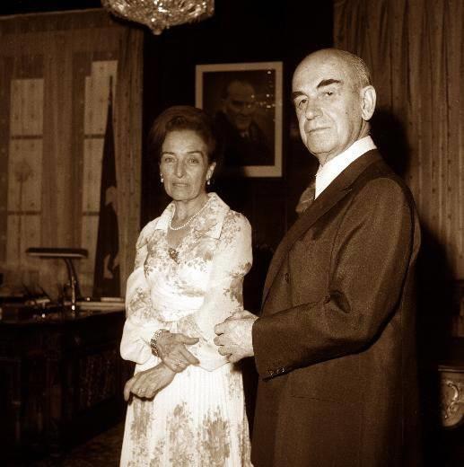 <br>EMEL KORUTRK </br>6. Cumhurbakan Fahri Korutrk`n ei Emel Kortrk, 6 Nisan 1973 ile 6 Nisan 1980 tarihleri arasnda ankaya Kk`ne ev sahibelii yapmt.