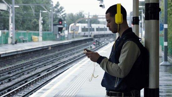 <p><b>Sound hound</b></p>    Arkadalarnzla sohbet ederken birden kulanza bir melodi iliti. te bu uygulamayla arknn kime ait olduunu hemen bulabilirsiniz. Uygulamay altrp, arky birka dakika kaydetmeniz yeterli.