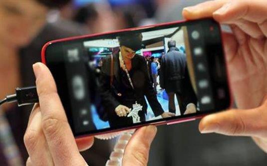 <p><b>Kamera uygulamas: Wood Camera</b></p>    Elenceli anlarnz, zel gnlerinizi fotoraflamak m istediniz? Onlarca efekt seeneiyle bu uygulama tam size gre. Kolj yapabilir, elenceli ereveleriyle fotoraflarnz hareketlendirebilirsiniz.