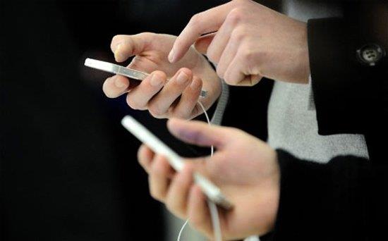 <p><b>Bankaclk uygulamalar</b></p>     hayatnn younluunda, banka ilemlerimizi ubeden halletmeye ounlukla frsat bulamyoruz. Telefonumuza yklediimiz mobil bankaclk uygulamalar hayatmz kolaylatran uygulamalar arasnda yer alyor.