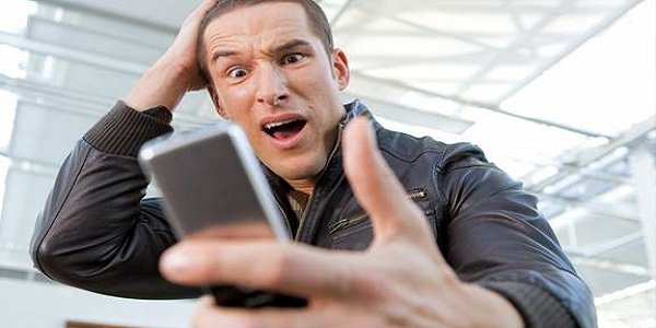 <p><b>Bonus uygulama: Arazi ol</b></p>  Bu uygulama Trk insan iin zel tasarlanm gibi. Skldnz bir ortamdasnz, arkadalarnz srarla baka bir mekna gitmek istiyor ve siz eve dnp dinlenmek istiyorsunuz. Kimseyi krmamann yolu bu uygulamadan geiyor. aktrmadan uygulamay ayorsunuz. Rehberinizden bir kii ismi seiyor ve ka dakika sonra telefonunuzun almasn istediinizi ayarlyorsunuz. Telefonunuz istediiniz saatte o kii tarafndan aranyor gibi almaya balyor. Geri kalan sizin oyunculuunuza ve bahane bulma yeteneinize kalm.