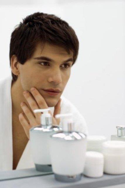 Yznze dokunmak: ki ykama arasnda, elleriniz her eit kiri, bakteriyi ve ya toplar. Yznze dokunduunuzda, gzenekleri tkayan tm bu eyler, yznze geer ve sivilcelere yol aar.