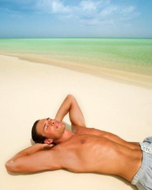 Gne kremi olmadan gnelenmek: Yalanmayla ilikili cilt hasarnn ou gnee ar maruz kalmayla oluuyor. Darda ok fazla zaman geirmek cildinizin hzl krmasna, hatta daha kts kansere yakalanmanza yol ayor.