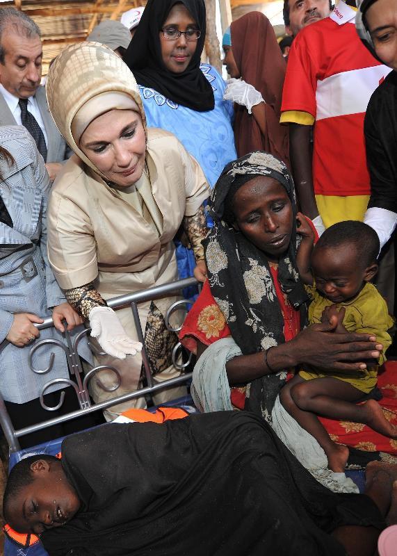 Emine Han�m, �zellikle insani yard�m faaliyetlerinde �n plana ��kt�. Pakistan'da sel felaketzedelerine, Myanmar'da zulme u�rayan M�sl�manlara T�rkiye'nin yard�mlar�n� bizzat g�t�rd�.