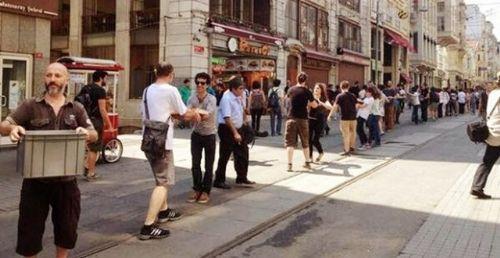 Alavere : Esas anlam bir eyi elden ele geirmekmi, aslnda zerinde dnnce ok da mantkl, ala-vere. Ne ara alavere dalavere gibi bir kalba girmi onu bilemeyeceiz.