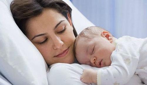 <p><b>YANLI: Bebein burun kemii varsa Down sendromlu deildir</b></p>    DORUSU: Down Sendromlu bebeklerin yzde 65?inde, yani Down sendromlu doan her 3 bebekten ikisinde bebein burun kemiinin geliimi yetersiz veya eksik oluyor. Grld gibi, hem Down Sendromlu hem de burun kemii gelimi bebek olabiliyor. Anne karnnda Down Sendromu'nun yzde 100 tans  ancak CVS (plasentadan rnek alma) veya amniyosentez (su alma) ile tespit edilebiliyor.