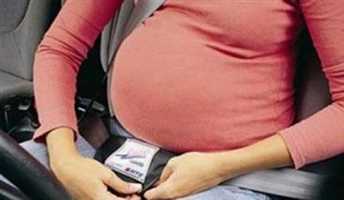 <p><b>YANLI: Uaa binmek, havalimannda dedektrden gemek zararldr</b></p>    DORUSU: Anne aday seyahat edecekse yolculuk arac olarak en ksa srecek olan semeli. Uak iinde dengelenmi bir ortam olduu iin karadaki ortamdan farkl olmuyor. Dolaysyla hamileler erken doumu tehdidi yoksa uakla seyahat edebilirler.  Havalimannda  iinden geilen dedektrler de metal tespiti iin olup,  X n iermiyor ve bebee zarar vermiyor.