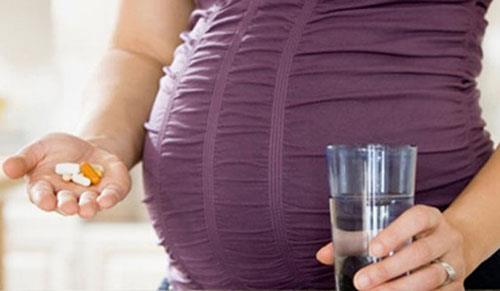 <p><b>YANLI: Ceviz, balk, folik asit bebei zeki yapar</b></p>    DORUSU: Cevizde olan yksek omega-3 dzeyi ile anne adaynda kalp damar hastalklar, diyabet riski ve yksek tansiyon riski azalyor. Ancak bunun  bebein zekasna bir etkisi olmuyor. Balk da omega-3, B6, B12 ve E vitamin ynnden zengin. zellikle Somon, uskumru, sardalye, ton bal hamilelikte neriliyor.