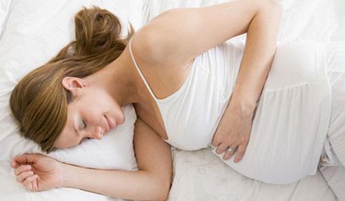 <p><b> YANLI: Anne aday i ete dokunmamal</b></p>    DORUSU:  Eer anne aday hamilelik ncesinde Toksoplazma enfeksiyonu geirmemise, hamileliin zellikle ilk 3 aynda bu enfeksiyonu geirmesi bebekte kalc sekellere neden olabiliyor. Bu sebeple anne adaylarna "i et yeme, sebzeleri  iyi yka" deniyor. Ancak i ete dokunmakla bu enfeksiyonun getii grlmemi.