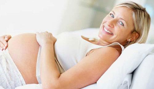 <p><b>YANLI: Anne gzelleirse erkek, irkinleirse kz olur </b></p>    DORUSU:  "Anne gzelleirse erkek, irkinleirse kz olur."  te, hamilelik hurafelerinden biri daha.  Yaygn inann aksine anne karnnn yayvan veya sivri olmas, bebein cinsiyetini ifade etmiyor. Anne adaynn vcut yapsna bal olarak (ksa veya uzun boylu olmas gibi) karnn ekli deiken olabiliyor.