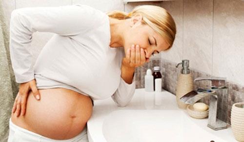 <p><b>YANLI: Hamileliin 5. ayndan sonra mide ekimesi bebein salarnn ktn gsterir</b></p>    DORUSU: Yaygn inann aksine 5 aydan sonra mide ekimesi bebein sal olduunun bir gstergesi deildir. Hamilelikle birlikte rahmin bymesi, mide-yemek borusu bilekesinin yer ve asnn deimesi sonucu refl geliebiliyor. ikayet, yemekten sonra mide asidinin yemek borusuna kamas ve ggs kafesinin arkasnda yanma hissedilmesi eklinde oluyor. Sklkla 20. hamilelik haftasndan sonra oluuyor.