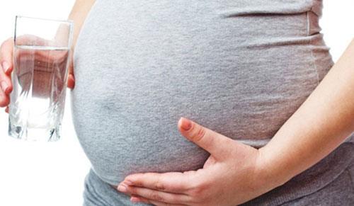 Bu durumun ana sebebi ise plasentann (bebein ei) bebei yeterince besleyememesi. Bylece bebein kilosu ve suyu azalyor. Anne adaynn ok yemek yemesi ve ok su imesinin hibir faydas olmuyor. Bu durumda anne adaynn hemen bir Perinatoloji Uzmanna bavurmas gerekiyor.