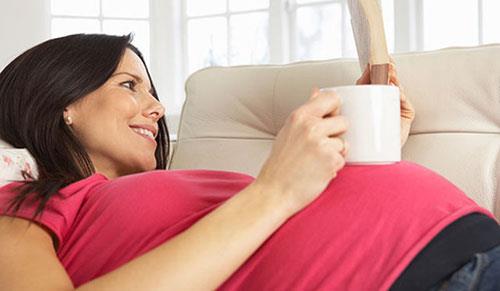 <p><b>YANLI: Bebein suyunu arttrmak iin bolca su imeli</b></p>    DORUSU:  Bebein suyu diye ifade edilen aslnda bebein idrar oluyor.  Anne karnndaki bebein 12. haftadan itibaren idrarn yapmasyla bu amniyon svs (bebein suyu) oluuyor. Eer anne adaynn su kesesi almadysa, su azalmas sklkla bebekte karn evresi klmesi ve gelime geriliiyle birlikte oluyor.