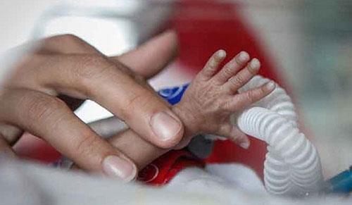 <p><b> YANLI: 7 aylkken doan bebek yaar, 8 aylk doan bebek yaamaz</b></p>    DORUSU: Doum haftas ne kadar ileri olursa, bebein yaama ans ve erken douma bal hasarlar o kadar az oluyor. Bugn, modern yenidoan nitesi koullarnda, 8 aylk tabir edilen 32. hamilelik haftasnda doumdan sonra bebek lm hemen hemen hi  yaanmyor.  28-32. haftalar aras doanlar kritik olup, asl problem 28. hafta altnda doanlarda grlyor.