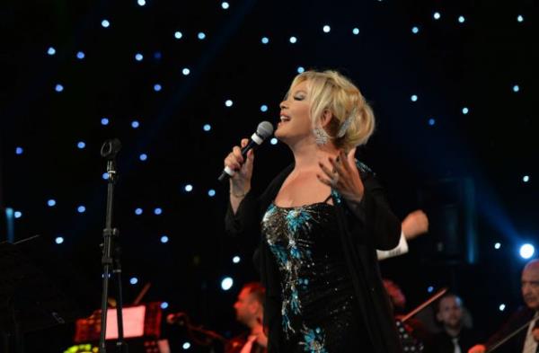 Emel Sayn 1945 doumlu