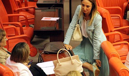 CHP Ankara Milletvekili Aylin Nazlaka, snma evlerinde kalan kadnlarn oy kullanabilmesini ngren Seimlerin Temel Hkmleri ve Semen Ktkleri Hakkndaki Kanunda Deiiklik Yaplmasna Dair Kanun Teklifi'nin dorudan gndeme alnmas iin nerge verdi. Aylin Nazlaka, Genel Kurul'da kadnlarn maduriyeti zerine yapt konuma srasnda AKP'liler tarafndan kendisine laf atlmas zerine ayakkabsna doru eilerek, "Valla eytan diyor ki, kar u ayakkabn frlat, ama bir ayakkabma bakyorum, bir de sizlere. Demez diyorum akas" dedi.