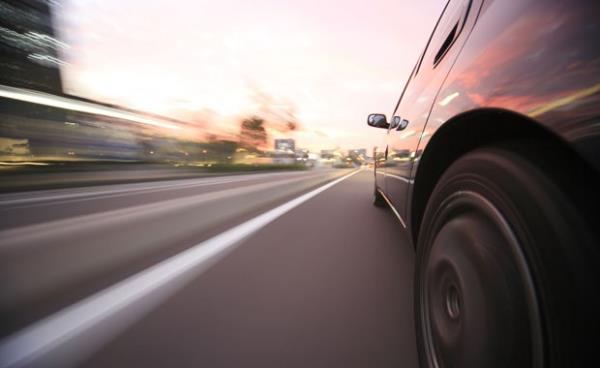 Ne kadar hzl giderseniz o kadar fazla rzgar direnci ile karlarsnz. Saatte 12 km'lik bir fark yakt tketiminizi yzde 23 orannda artrabilir.