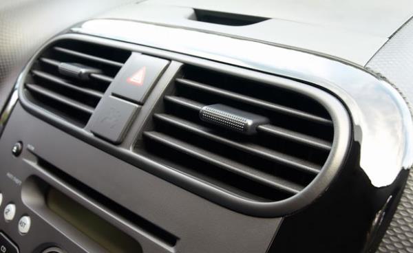 Klima, motorunuza ek yk bindirerek yakt tketimini yzde 8'e kadar artrabilir. Klima yerine aracnzn dhili havalandrma sistemini kullanmaya aln. Cam ak araba kullanmak sizi yavalatr. Bu nedenle gaza daha fazla yklenerek daha fazla yakt tketirsiniz.