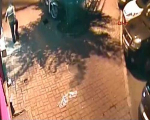 <p><b>MAHALLEDEK SER HAYVAN LMLER</b></p>   Olay, art arda yaanan hayvan lmlerinin peine den mahallelinin abasyla ortaya kt. Esrarengiz giyimli bir kiinin sokakta grd hayvanlara ikence yaparak ldrdn grdn syleyenlerin says artt. nceki gn, ayn blgede iki kedi yavrusunun ls bulundu.