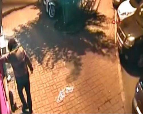 Fatih'te esrarengiz hayvan katili 2 yavru kediyi nce defalarca tekmeledi; sonra da ayaklarnn altna alp sokak ortasnda ldrd. nsann kann donduran grntler gvenlik kamera kaytlarna saniye saniye yansd.