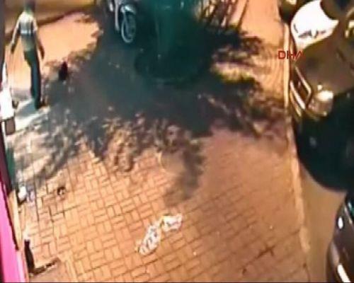 <p><b>KAMERA ENE ENDER RASTLANIR VAHET KAYDETT</b></p>   Balarnn ezik olduu grlen kedi yavrularnn nasl ldn soruturan mahalleli, olayn yaand yerdeki kameralarn varln farketti. Kamera kaytlar izlenince inanlmas zor vahet ortaya kt.