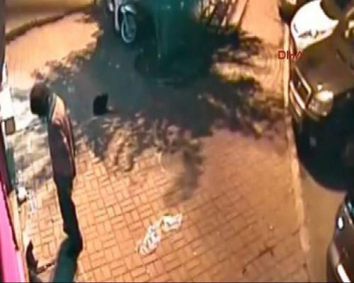 <p><b>ANNE KED YAVRULARINI KURTARMAK N SALDIRDI</b></p>   Ancak bir ara anne kedinin yavrularn tekmeleyen kiiye son bir hamleyle saldr var ki, bu aba insann gzn yaartyor.