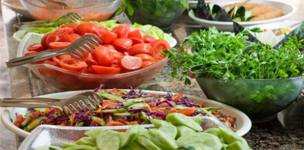 <p><b>Salkl beslenin</b></p>    Salkl bir yaamn temel art salkl ve dzenli beslenmekten geer. Tatile km olmanz, zellikle de her ey dahil otel ve tatil kylerinde ak bfe karsnda abartya kamanz anlamna gelmemeli. zellikle ekerli ve karbonhidratl yiyeceklere dikkat etmeniz art. Zira yedikleriniz size tatil dn kilo olarak yansyabilir ve bu kez fazla kilolar nedeniyle depresyona girebilir hatta diyetisyenin yolunu tutmak zorunda kalabilirsiniz.