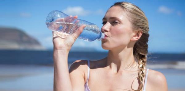 <p><b>tiklerinize dikkat</b></p>    Tatilde bol bol su tketimi ok ama ok nemli. Ancak sv ihtiyacn gazl ve kolal iecekler yerine, mmkn olduunca su ile karlamaya zen gsterin. En az 10 bardak su iin.