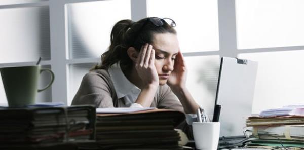 <p><b>Tatile " sorumluluu" ile kmayn</b></p>    Tatile kmadan nce zerinizdeki i ykmllklerinin tamamlanm olmas ok byk nem tar. Hatta tahmin ettiinizden de te. Bu nedenle yneticinize tatil srecinde "ben bu ie bakarm, ben onu yaparm" diye taahhtlerde bulunmayn, sorumluluk almayn. Kendinize snr koyun. Zira tatilde kiinin kendni dllendirmesi nemli. dllendirmeyip fazla sorumluluk alrsanz hem tatilde dinlenemez hem de dndkten sonra depresyona girebilirsiniz.