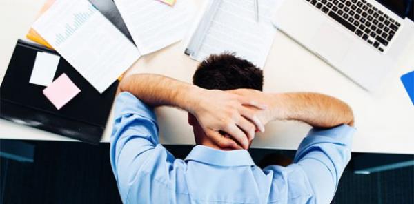 Btn bir yl altnz, hem fiziksel hem zihinsel hem de ruhsal adan iyice yoruldunuz. Hatta bazlarnz tam anlamyla tkendiniz! Haliyle gznzn nne artk tatil manzaralar geliyor. Hayaller kuruluyor, planlar yaplyor. Kiminiz ailece, kiminiz arkadalaryla, kiminiz de tek bana kacak tatile. Hedef, iyice dinlenmek, skntlardan, dertlerden, en bata da iyerindeki sorumluluklardan, youn tempodan uzaklamak. "Tatil iyi gemez mi" dediinizi duyar gibiyiz, elbette "zihniniz iyi gemesine hazr olunca iyi geer phesiz" ama ya dn! Tm o gzel gnlerin ardndan tatil dn ou kiiyi depresyona srkleyebilir. e adapte olma sreci hi de kolay olmayabilir. Peki tatil dn depresyona girmemek iin ne yapmal? Tatilin huzurunu, dinginliini, o i hayatndan uzakln hissederek bir yandan da nasl bir strateji uygulamal? <p><b>Acbadem Fulya Hastanesi'nden Uzman Psikolog Nuray Sarp, tatil dn depresyona girmemenin 10 yolunu anlatt.</b></p>