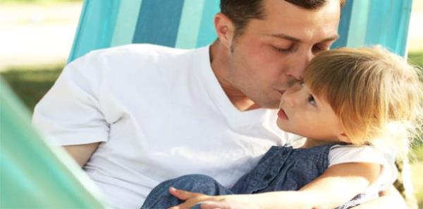 <p><b>Sevdiklerinize daha fazla zaman ayrn</b></p>     Sevdiiniz insanlarla her trl iletiiminiz sizin i dnyanzda yer bulur hatta fark etmeden yz ifadelerinize de yansr. Onlarn bir gl, iten bir bak iki tarafta da olumlu duygular oluturur ve aslnda fark etmeden duygusal boluu da doldurur. Acbadem Fulya Hastanesi'nden Uzman Psikolog Nuray Sarp, "Modern hayatn youn stresinde ve kouturmacasnda sevdiklerinize yeteri kadar vakit ayramamak sululuk hissi de oluturabilir. Tatilde sevdiklerinize daha fazla zaman ayrmanz sizi huzurlu klacaktr" diyor.