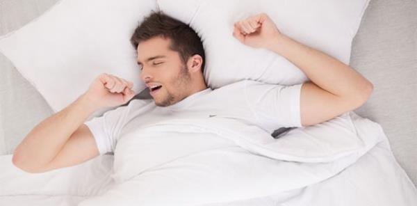 <p><b>Yatak keyfini uzatmayn</b></p>    Tatil diye gnlk rutin uyku dzenininizin dna ok da fazla kmayn. Uyku dzeni hem tatilde hem de tatil dnnde son derece nemli bir nokta. Nasl olsa i yok diye gece ok ge yatp sabahlar da yataktan kalknz ok uzatmayn, leden sonraya sarktmayn. rnein i zaman gne 08:00'de balyorsanz en fazla 2 saat ge kalkn.