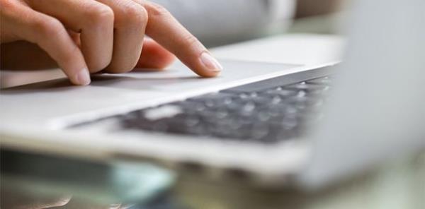 <p><b> yerinizle ilikinizi bcak gibi kesmeyin</b></p>    Tatilde "i" ve "iyeri" kavramlarn duymak istemiyorsunuz phesiz. Ama iyerinizdeki gelimelerden haberdar olmak sizin tatil dn adaptasyonunuzu kolaylatracak bir unsur. yerinizle ilikinizi bak gibi kesmeyin. Acbadem Fulya Hastanesi'nden Uzman Psikolog Nuray Sarp, "lerin nasl gittiini takip etmek tatilde sizi olumsuz etkilemeyecek aksine i dn iin uyum srecinizi ksaltacaktr" diyor.