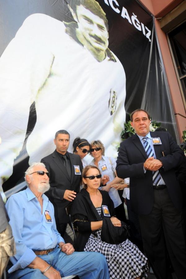 Vefat eden Vedat Okyar iin tren dzenlendi.  21/07/2009