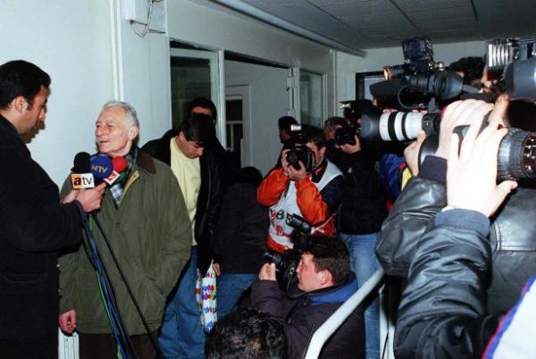 Beikta Bakan Sleyman Seba, soyunma odasndan cknda yapt aklamada, "Futbolcularm bu mata beni yanlarnda grmek istemilerdi. Ben de onlar krmadm ve soyunma odasnda onlara baarlar diledim" dedi.  03/03/2000