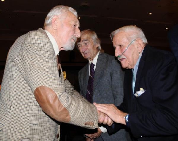 Fenerbahe'nn unutulmaz futbolcusu Fikret Krcan (ortada) iin dzenlenen gecede Sleyman Seba Fenerbahce Eski Bakan Gven Sazak ile tokalat.  20/10/2010