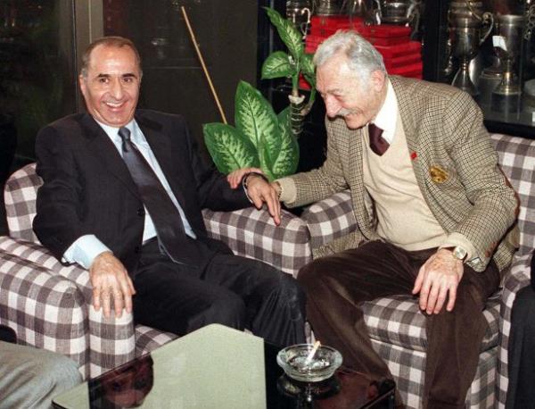 TBMM eski Bakan ve Cumhurbakan Danman Hikmet etin, Akaretler'dek kulp bnasna gelerek Beikta Bakan Sleyman Seba'y ziyaret etti.  16/02/2000