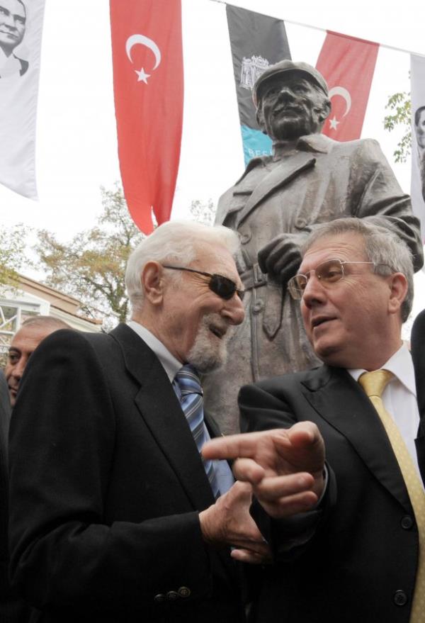 Beikta'taki Vinezade Park'nda yaplan Sleyman Seba heykeli trenle ald.  18/10/2008