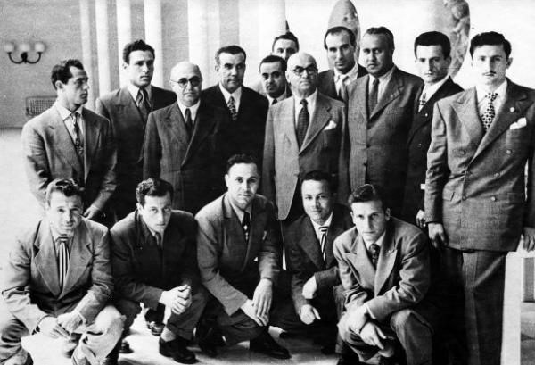 Cumhurbakan Celal Bayar, Beikta Jimnastik Kulb heyetini kabul ett. Recep Adanr (sol 2), Dr. Veddi Tosuncuk (sol 3), Ali hsan (sa 2), Faruk Sanak (sada), Sleyman Seba (sada ayakta), Sadri Usolu (Bayar'n sanda)