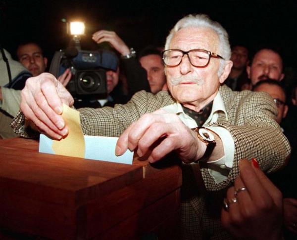 Beikta Kulb Olaan Genel Kurul Toplants, Akatlar Spor Kompleksi'nde yapld. Beikta Onursal Bakan Sleyman Seba oyunu kulland.  26/03/2000