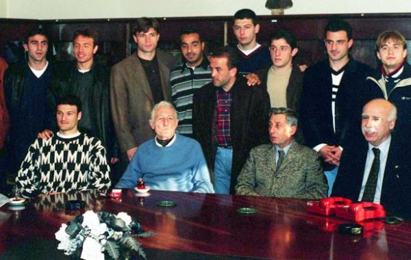 Turkye Kupas eyrek finalinin ilk manda byk avantaj yakalayan Beikta'ta, Bakan Sleyman Seba, ikinci yar ncesnde futbolcularla br toplant yapt.  27/01/1999