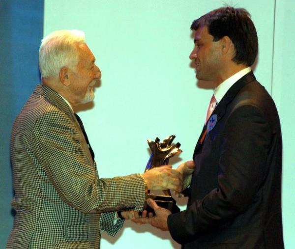 Beikta Onursal Bakan Sleyman Seba, "16. Zaman Yln Sporcusu dl treninde, Kayserispor Teknik Direktr Erturul Salam'a, Yln Teknik Direktr dllerinden birini verdi.  27/02/2006
