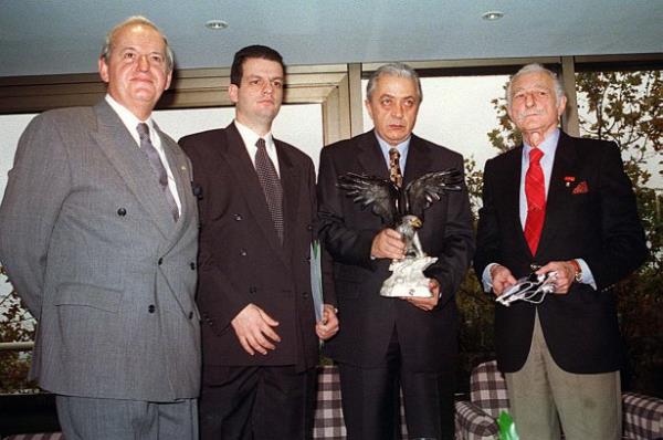 Panathinaikos 2 Bakan Manos Mavrokovkavlakis, Beikta Bakan Sleyman Seba'ya Atina'da depremzedeler yararna oynanan zel man gelirini ek olarak verdi.  16/11/1999