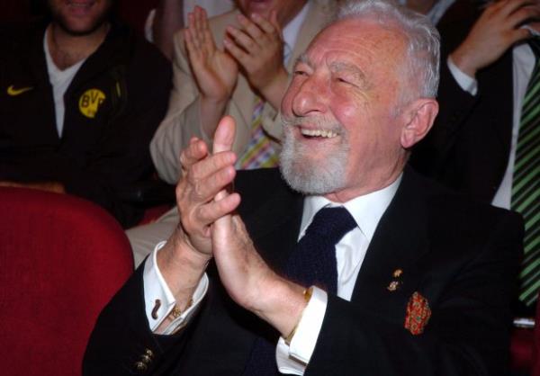 Trakya Universitesi Beiktallar Topluluu'nun dzenledii Gelecee Bak Toplants'na katlan Sleyman Seba, rencilerin yapt tezahratlara elik etti.  22/05/2007