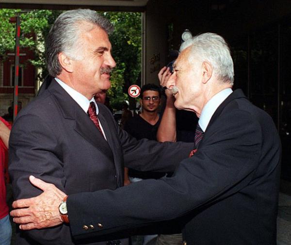 Devlet Bakan Fikret nl, Beikta Kulb'n ziyaret ederek Bakan Sleyman Seba ile grt.  12/07/1999