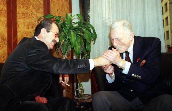 Ad Beikta Bakan adaylar arasnda gecen eski Olaansthal Blge Valisi ve milletvekili nal Erkan, Beikta Bakan Sleyman Seba'y ziyaret etti.  25/02/2000